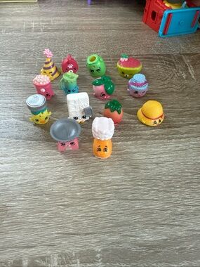 Lot Of 14 Random Shopkins